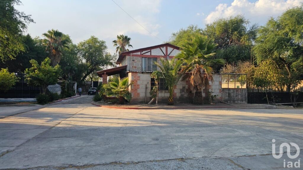 RENTA TERRENO EN QUERETARO BARDEADO CON CASA Y BODEGA