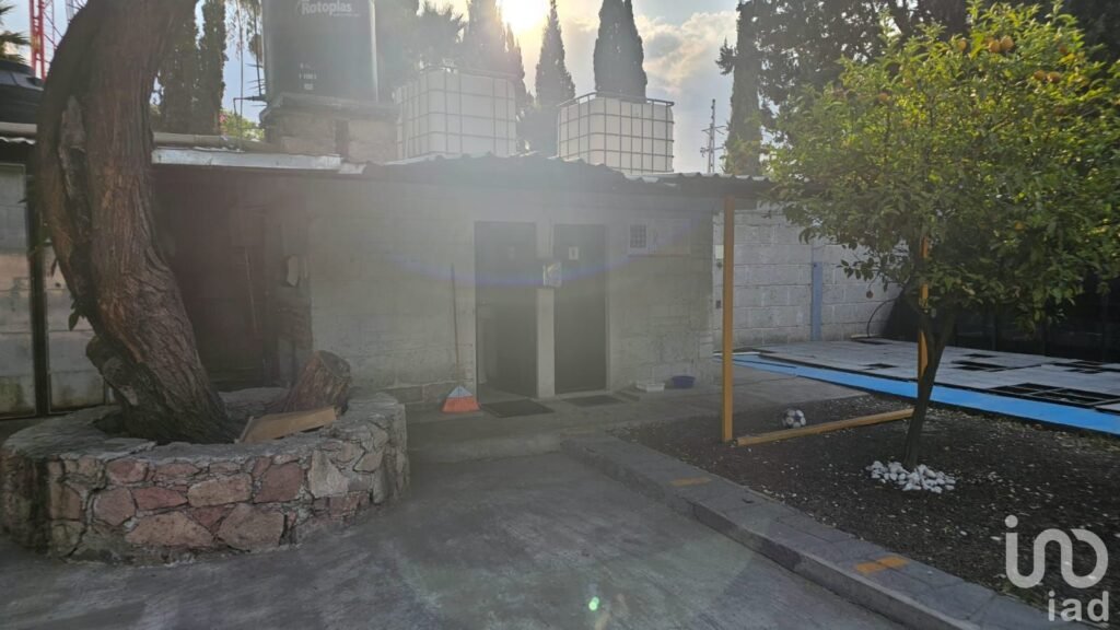 RENTA TERRENO EN QUERETARO BARDEADO CON CASA Y BODEGA