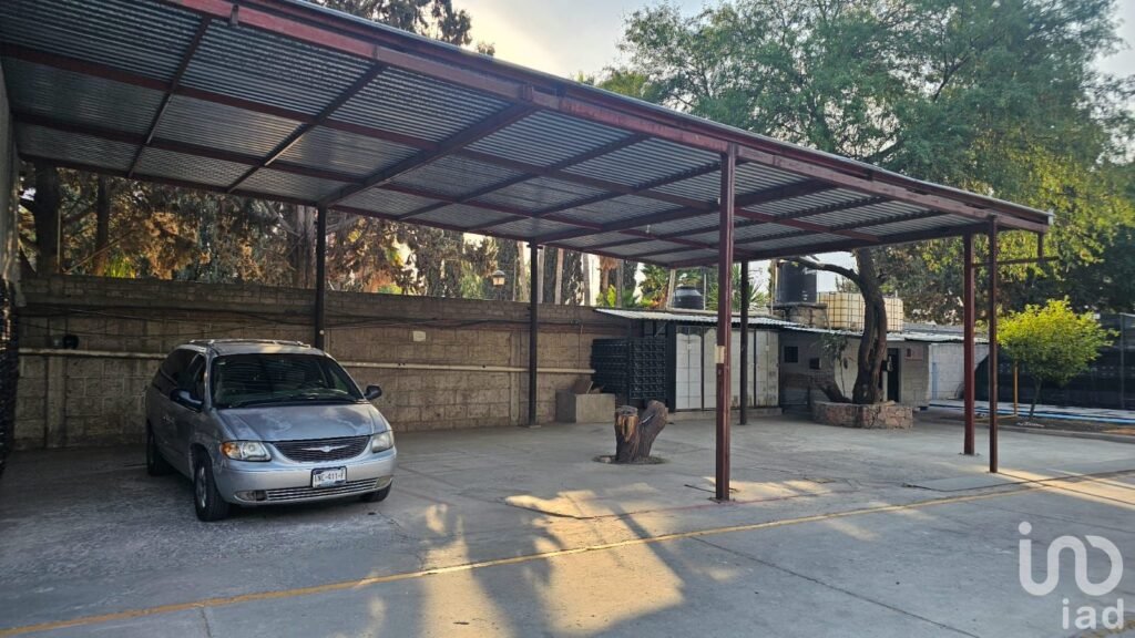 RENTA TERRENO EN QUERETARO BARDEADO CON CASA Y BODEGA