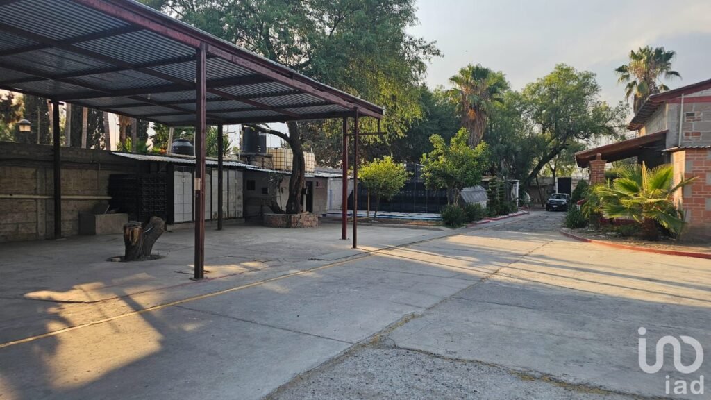 RENTA TERRENO EN QUERETARO BARDEADO CON CASA Y BODEGA