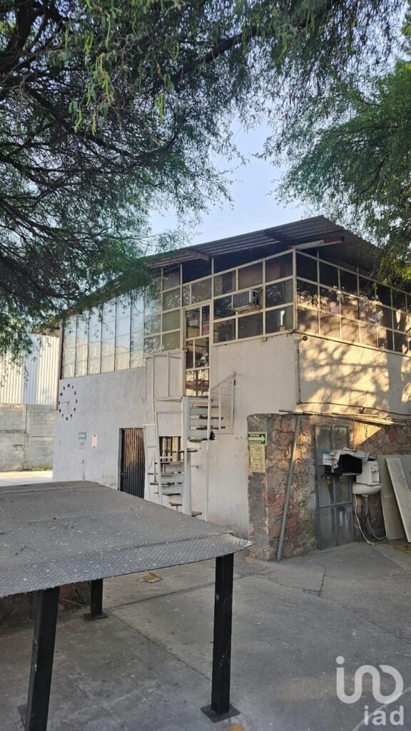 RENTA TERRENO EN QUERETARO BARDEADO CON CASA Y BODEGA