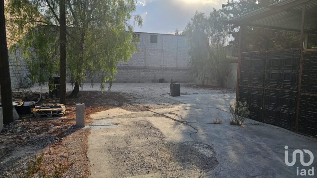RENTA TERRENO EN QUERETARO BARDEADO CON CASA Y BODEGA