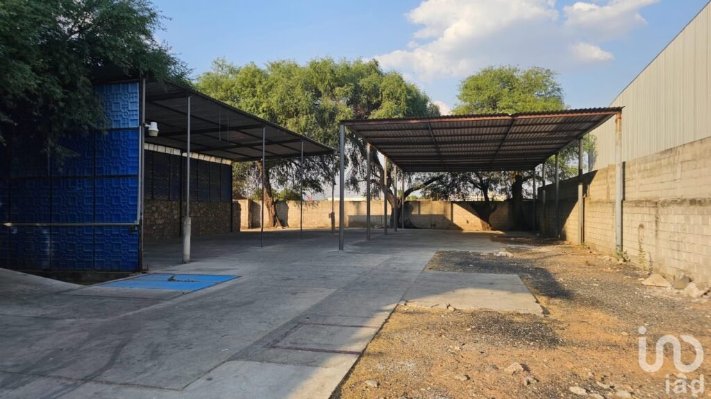 RENTA TERRENO EN QUERETARO BARDEADO CON CASA Y BODEGA