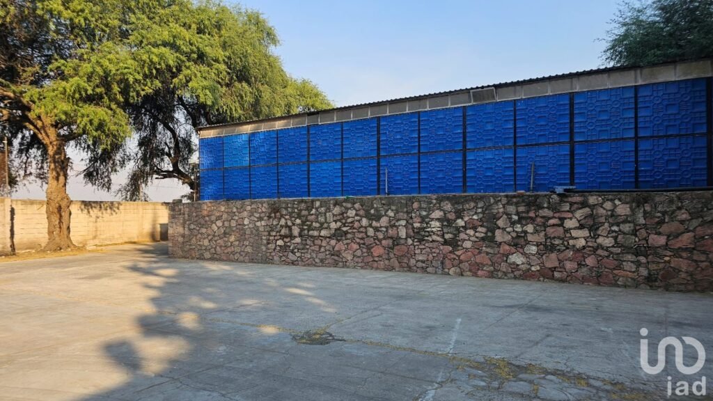 RENTA TERRENO EN QUERETARO BARDEADO CON CASA Y BODEGA