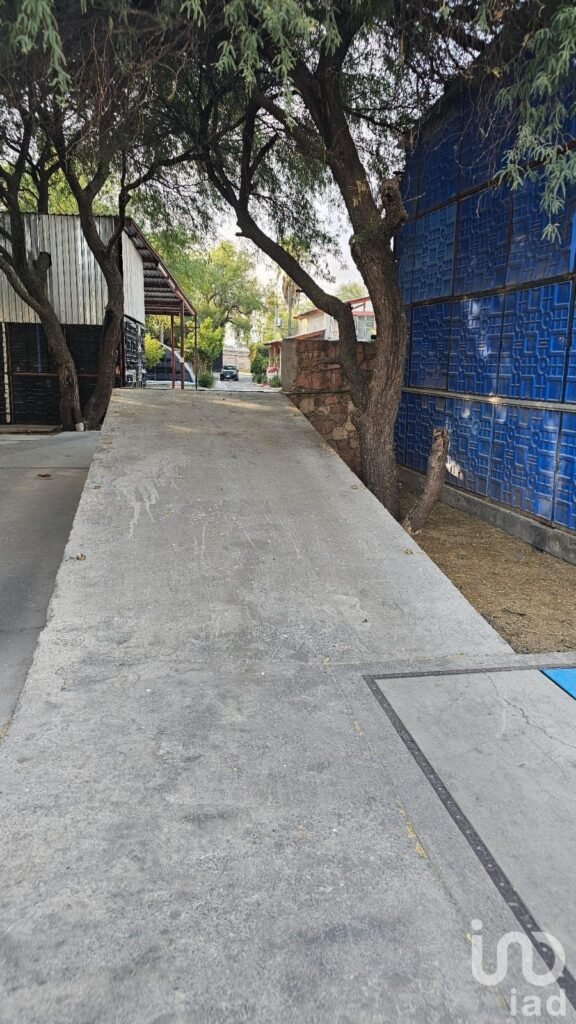 RENTA TERRENO EN QUERETARO BARDEADO CON CASA Y BODEGA