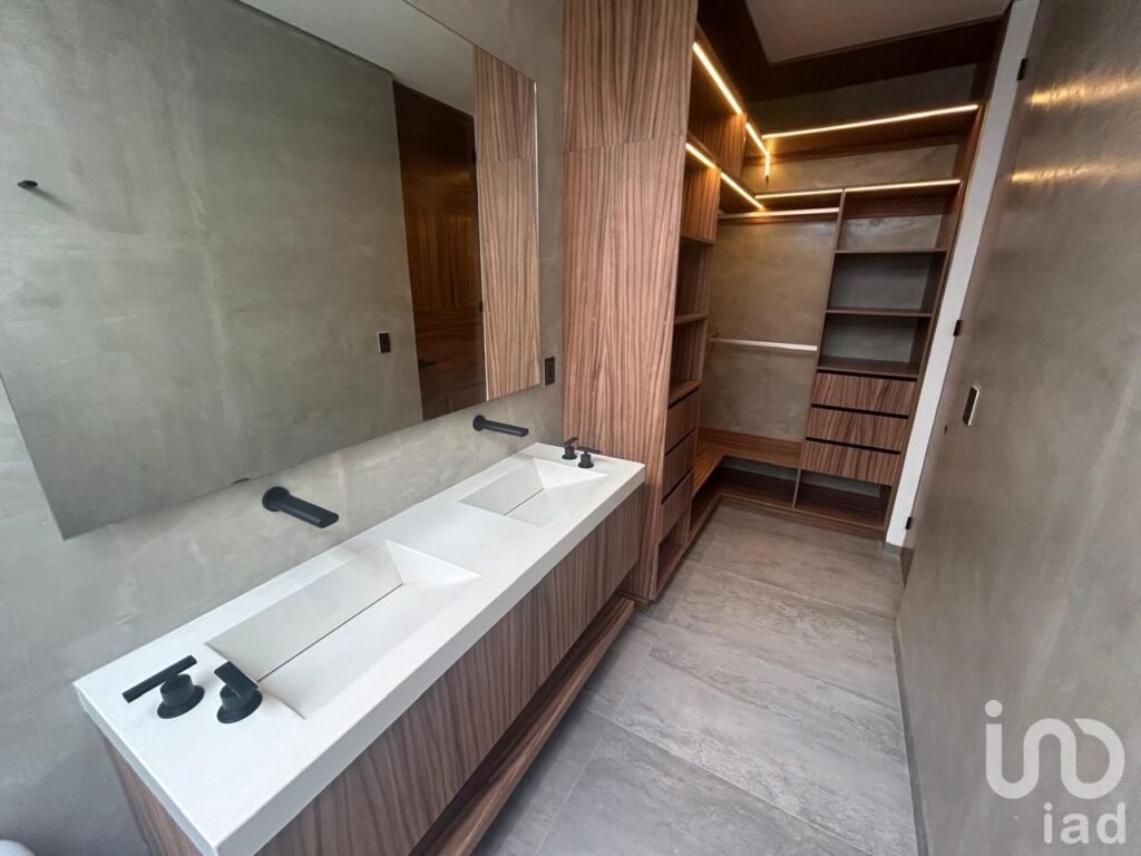 Residencia de lujo en Vía Cumbres, 3 rec, alberca privada, acabados premium