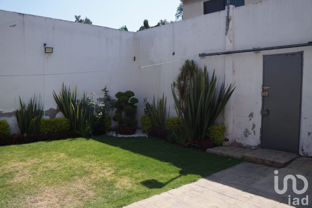 Hermosa casa con jardín en amplio terreno con privacidad y seguridad