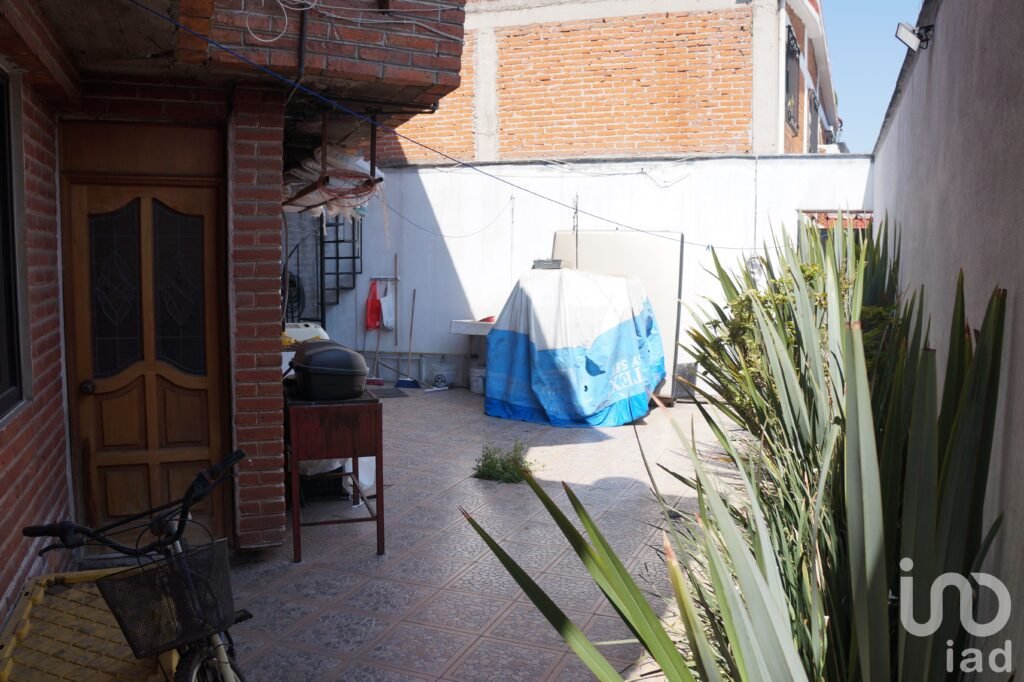 Hermosa casa con jardín en amplio terreno con privacidad y seguridad