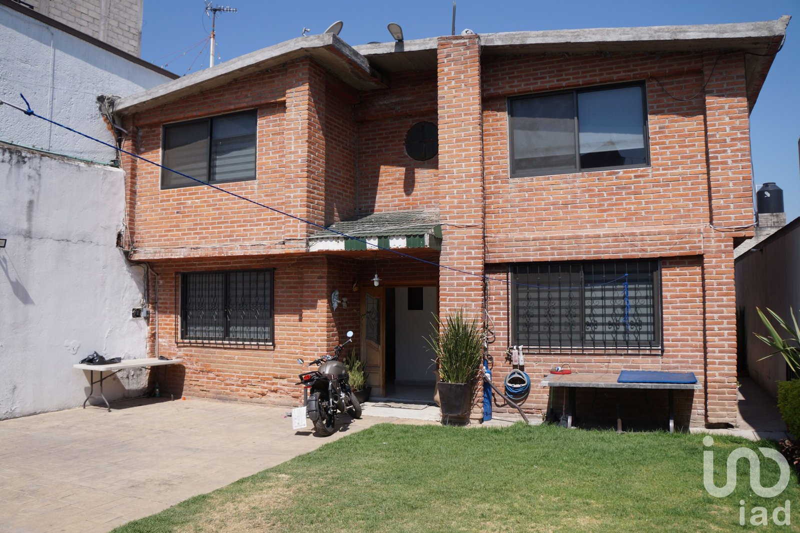 Hermosa casa con jardín en amplio terreno con privacidad y seguridad