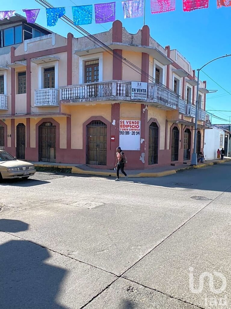 PROPIEDA EN VENTA EN ZONA CENTRO DE TAPACHULA APTA PARA OFICINAS ESCUELA, COMERCIO O CASA HABITACION