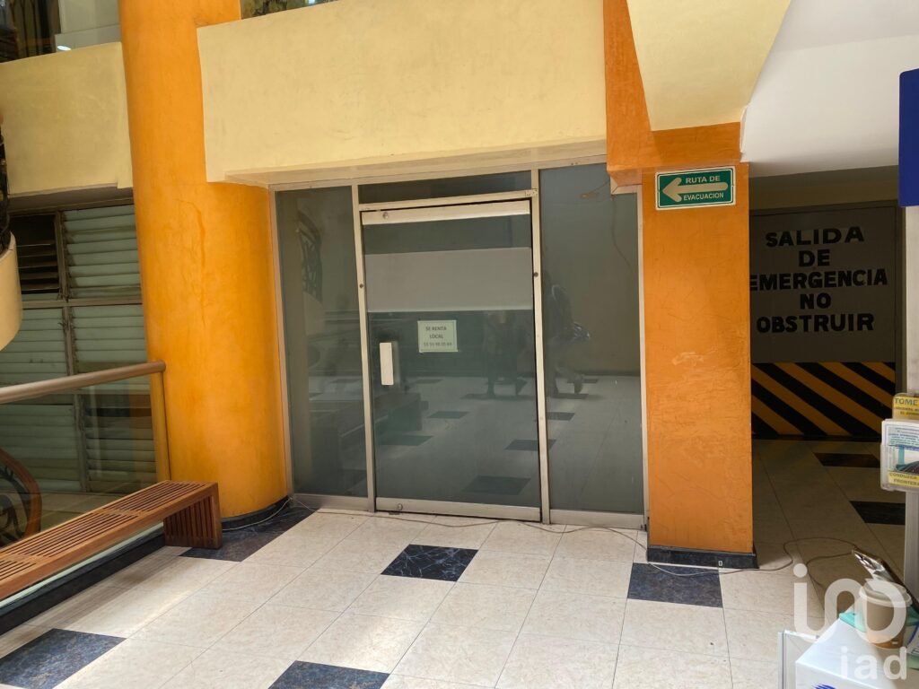 Se renta local comercial a pie de calle Insurgentes Sur. Benito Juárez.