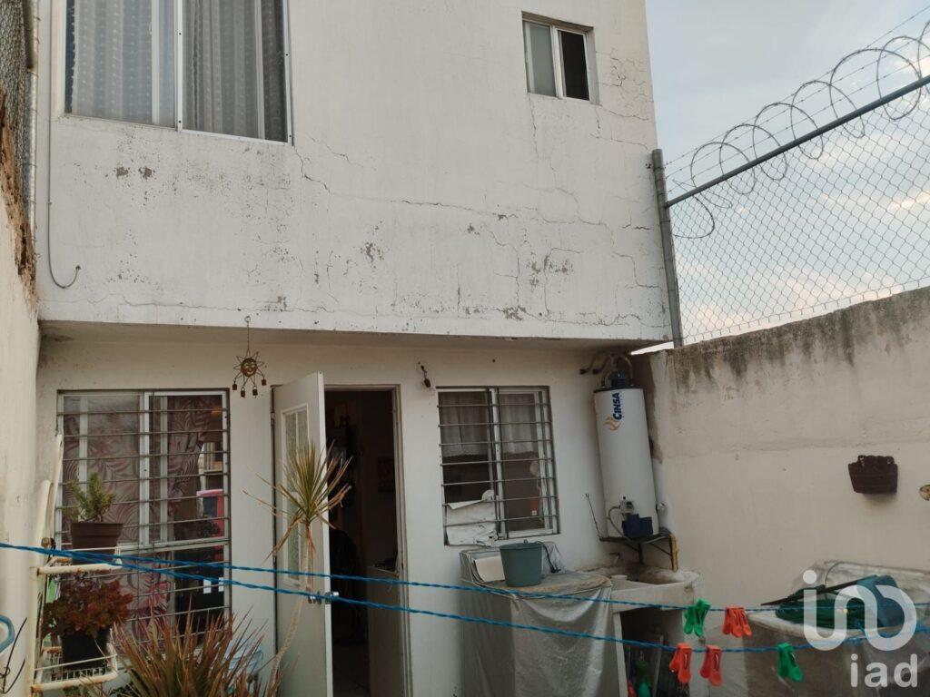 Casa en venta en Villa Fontana, en esquina y con excedente, Tlaquepaque