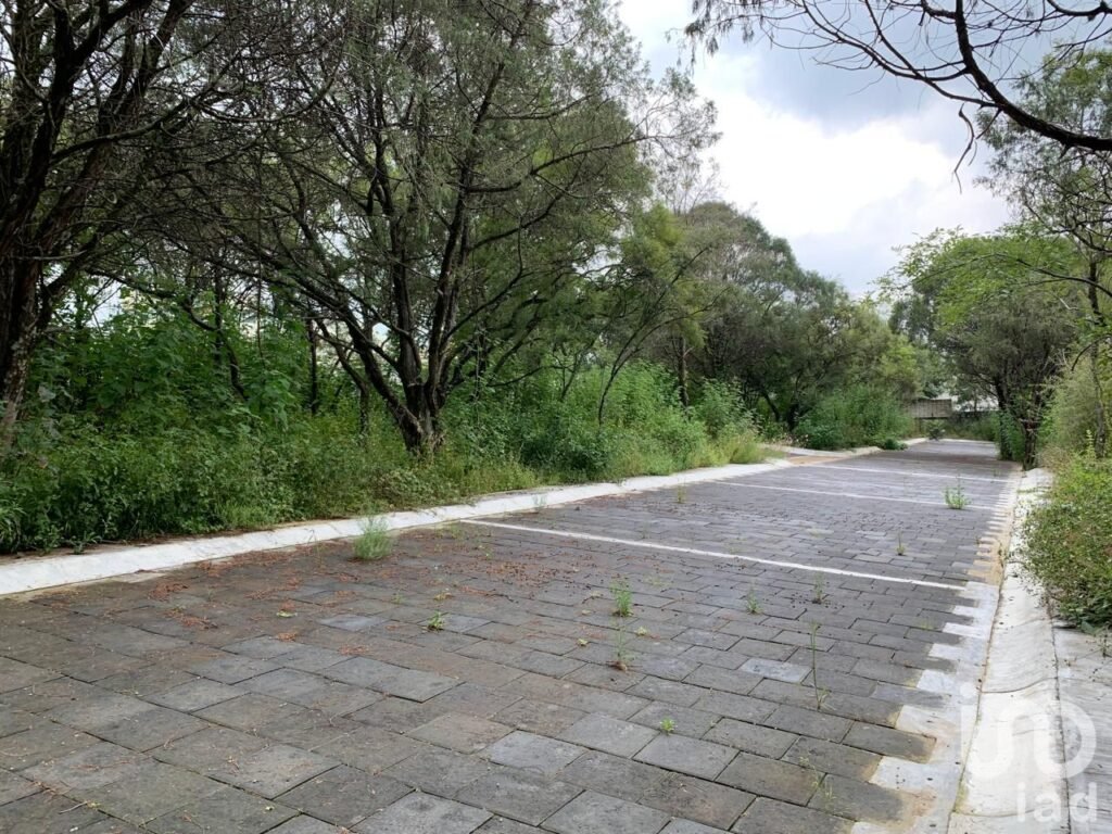 Terreno en venta en esquina en El Mirador la Calera