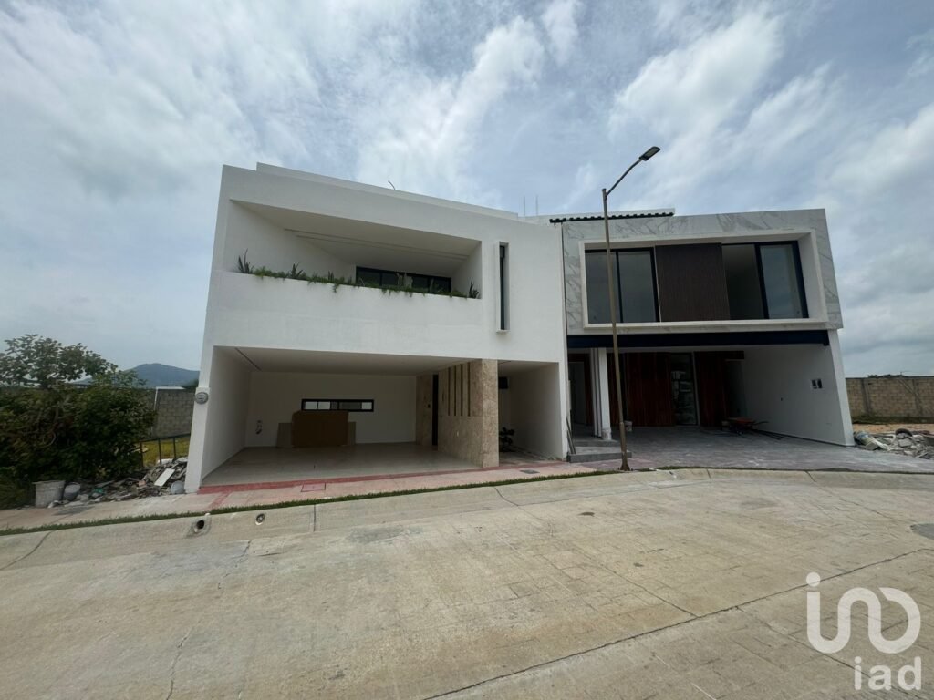 CASA  EN VENTA EN  RESIDENCIAL PUERTA DE HIERRO