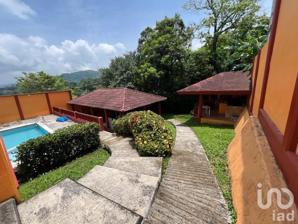 Terreno con alberca y palapas en venta en San Andrés Tuxtla, Ver.