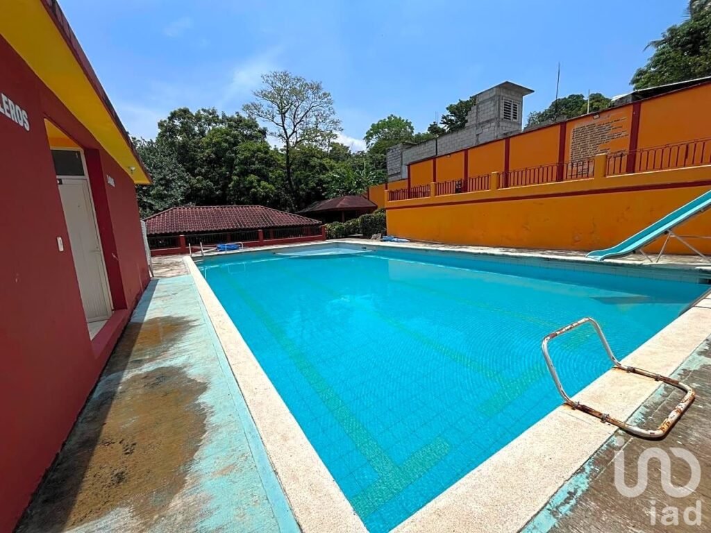 Terreno con alberca y palapas en venta en San Andrés Tuxtla, Ver.