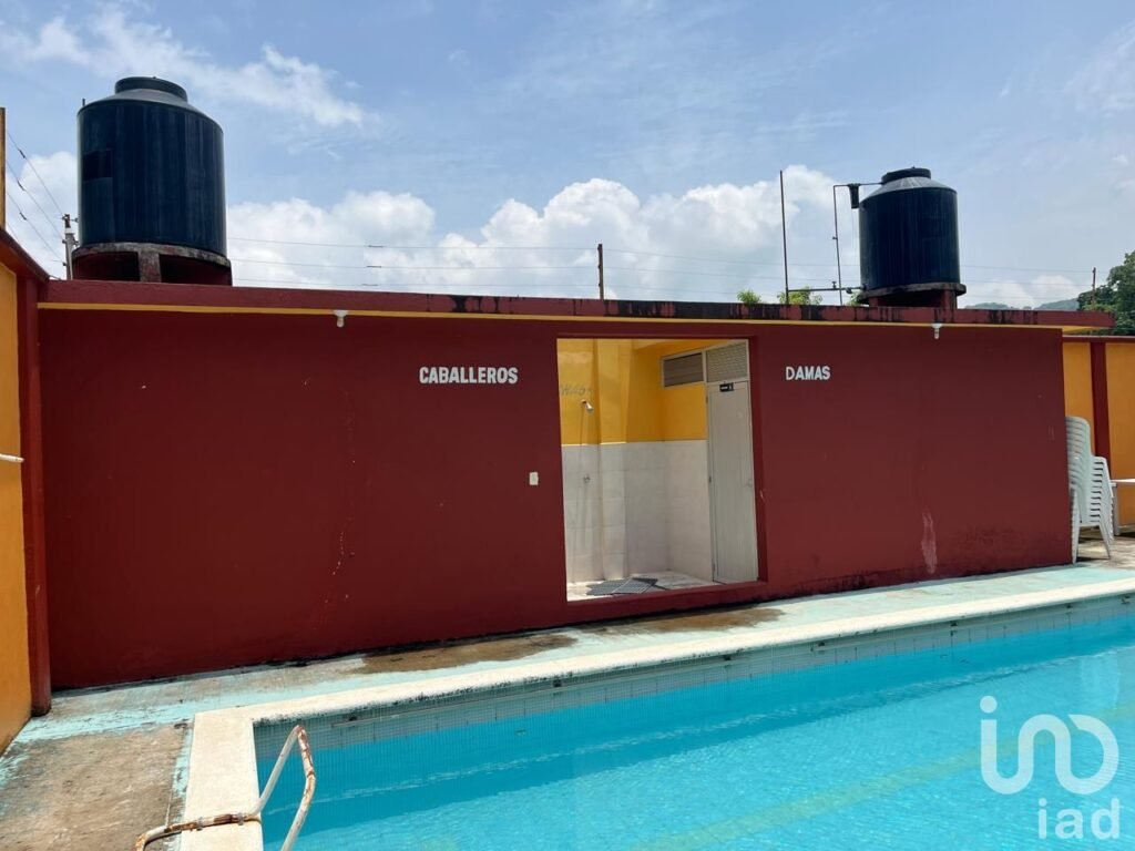 Terreno con alberca y palapas en venta en San Andrés Tuxtla, Ver.