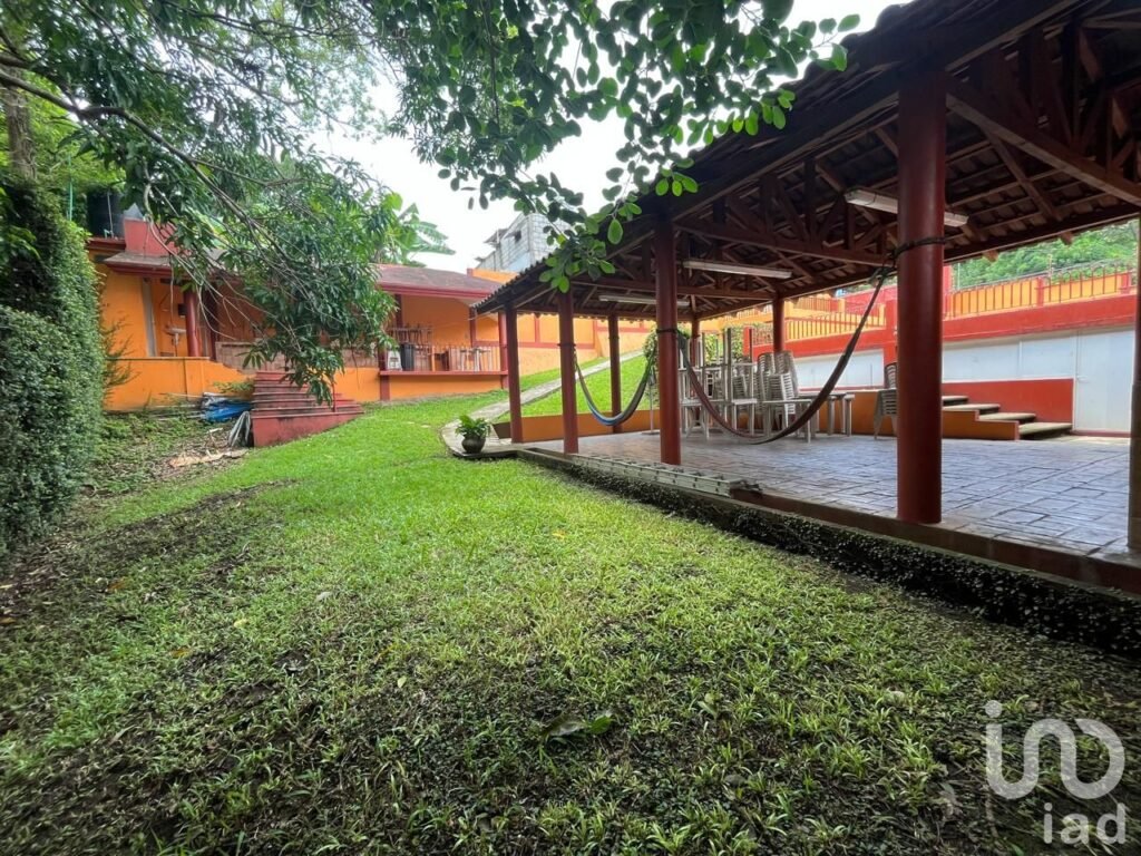 Terreno con alberca y palapas en venta en San Andrés Tuxtla, Ver.