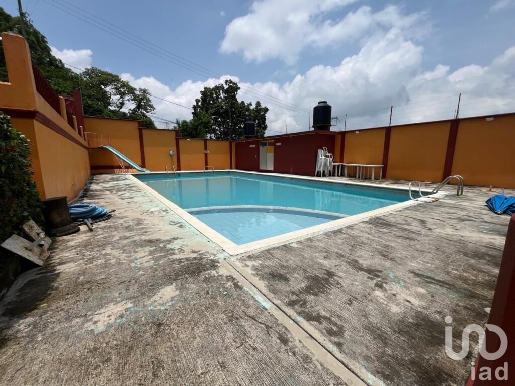Terreno con alberca y palapas en venta en San Andrés Tuxtla, Ver.