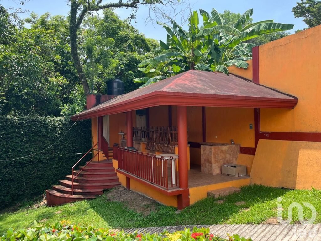 Terreno con alberca y palapas en venta en San Andrés Tuxtla, Ver.
