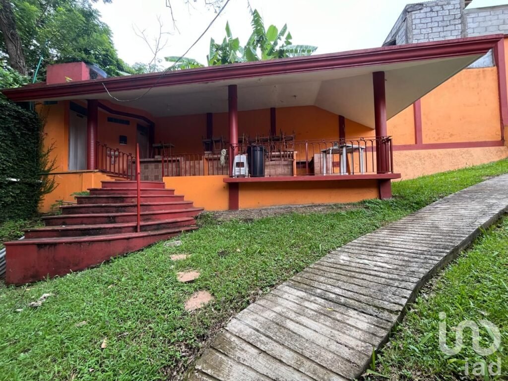 Terreno con alberca y palapas en venta en San Andrés Tuxtla, Ver.
