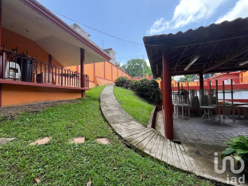 Terreno con alberca y palapas en venta en San Andrés Tuxtla, Ver.