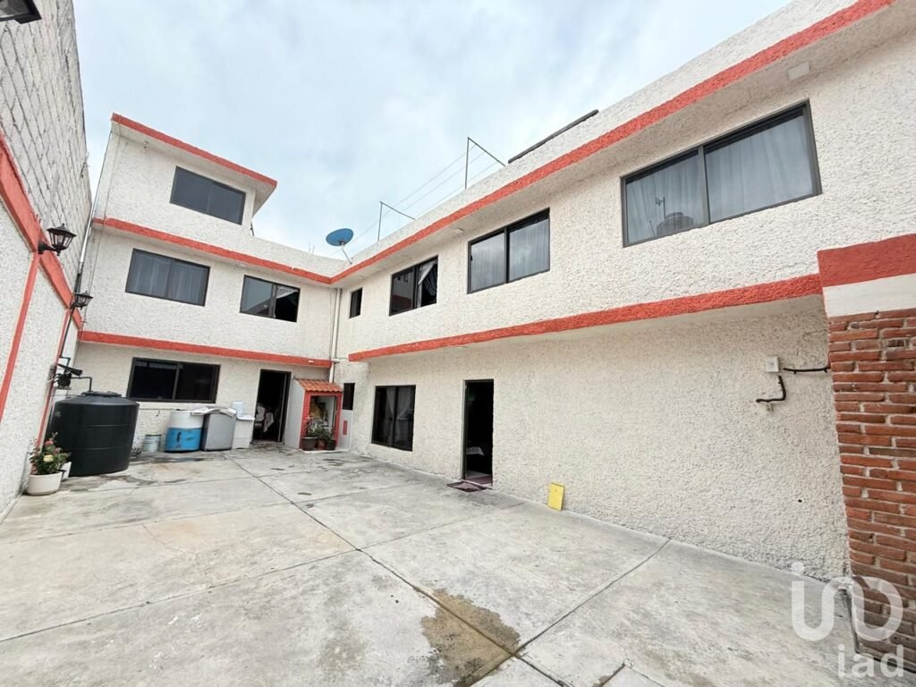 Venta de casa con local en Ecatepec