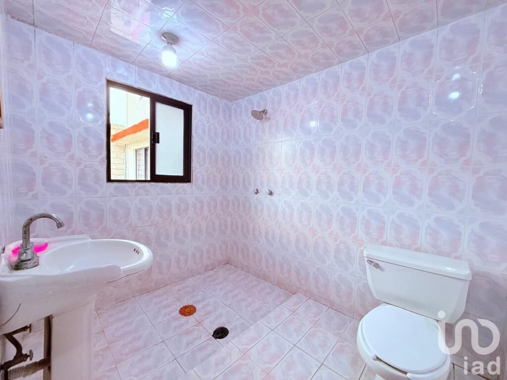 Venta de casa con local en Ecatepec