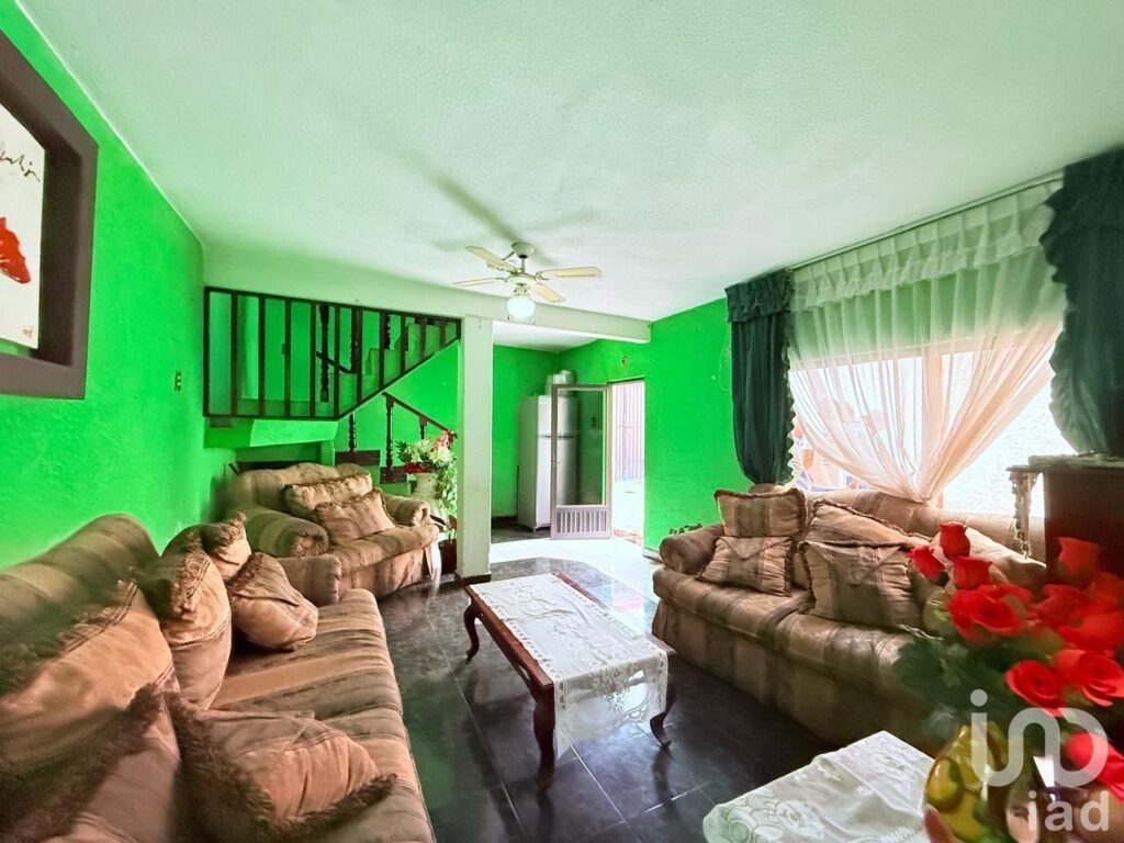 Venta de casa con local en Ecatepec