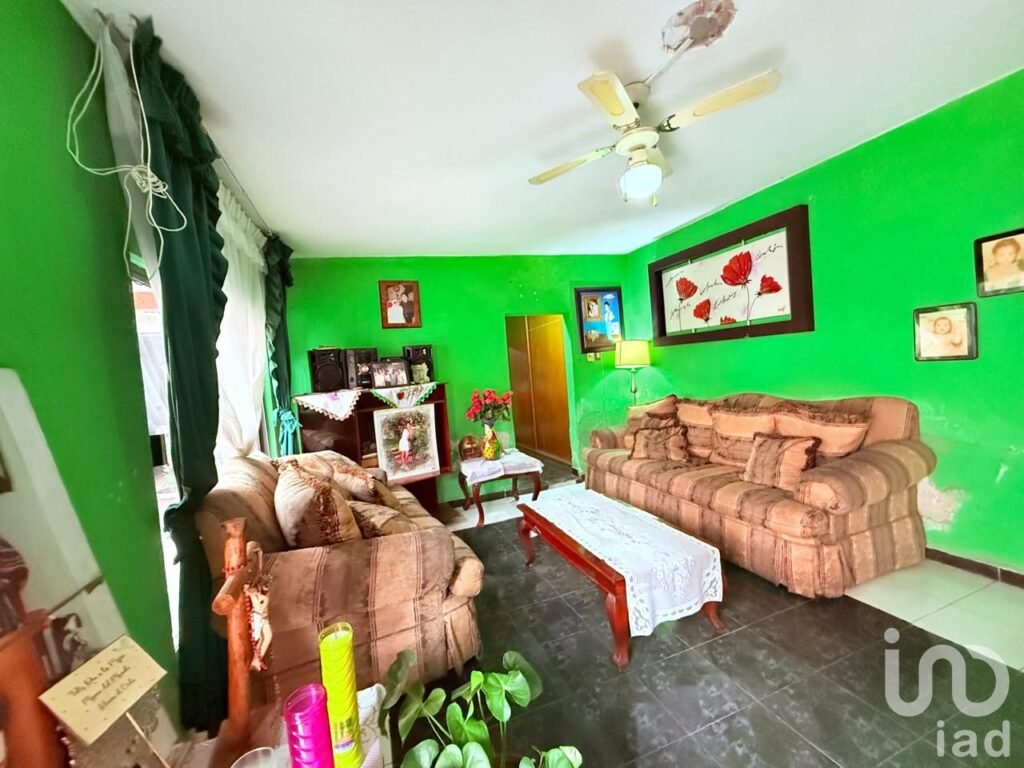 Venta de casa con local en Ecatepec