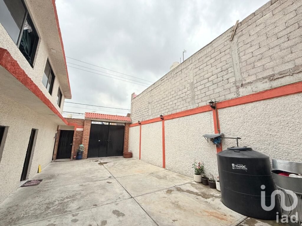 Venta de casa con local en Ecatepec