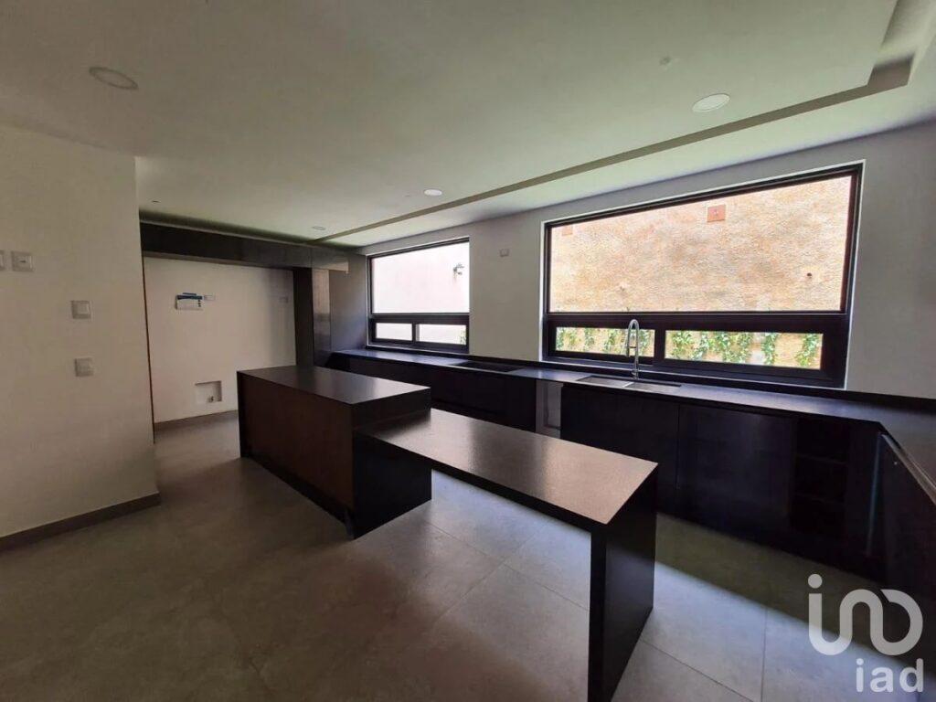 Casa Nueva en Conjunto Urbano Bosque Real, Huixquilucan, México