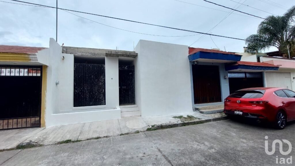 VENTA DE CASA ESN SAN JOSE OBRERO A DOS CALLES DEL AEROPUERTO URUAPAN MICH