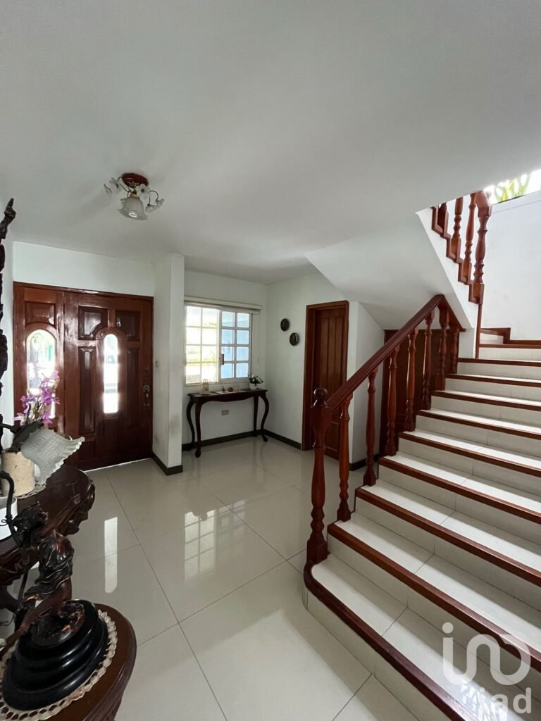 Venta de Casa Amplia 4 Recámaras en Privada con Alberca en zona Tabasco 2000.