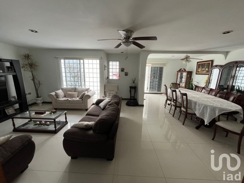 Venta de Casa Amplia 4 Recámaras en Privada con Alberca en zona Tabasco 2000.