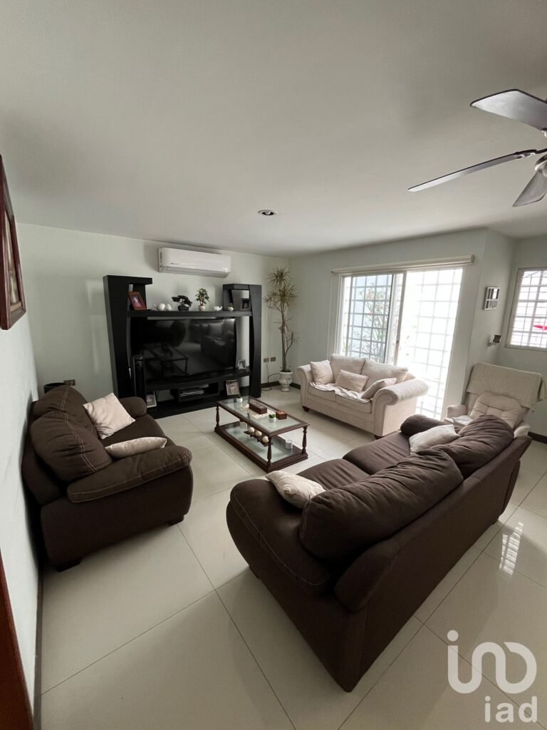 Venta de Casa Amplia 4 Recámaras en Privada con Alberca en zona Tabasco 2000.