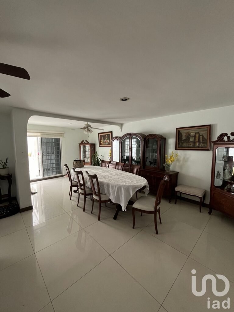 Venta de Casa Amplia 4 Recámaras en Privada con Alberca en zona Tabasco 2000.