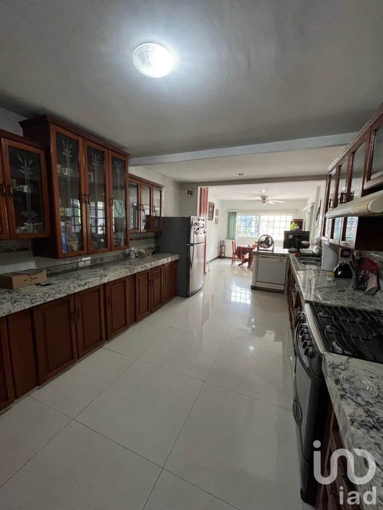 Venta de Casa Amplia 4 Recámaras en Privada con Alberca en zona Tabasco 2000.