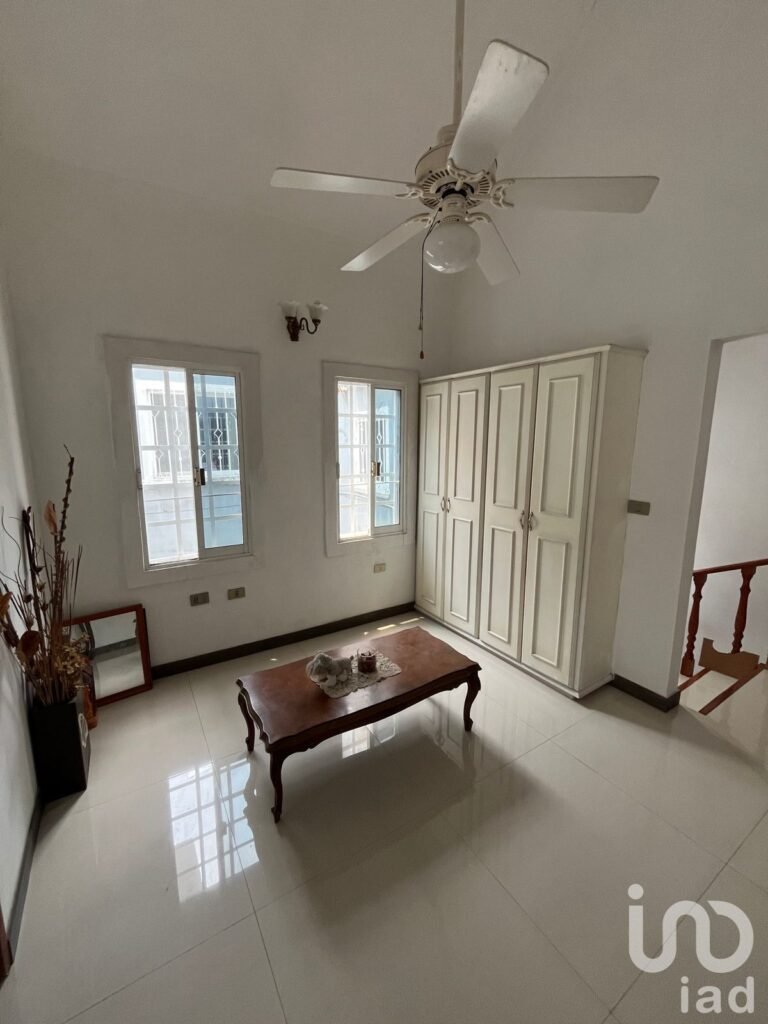 Venta de Casa Amplia 4 Recámaras en Privada con Alberca en zona Tabasco 2000.