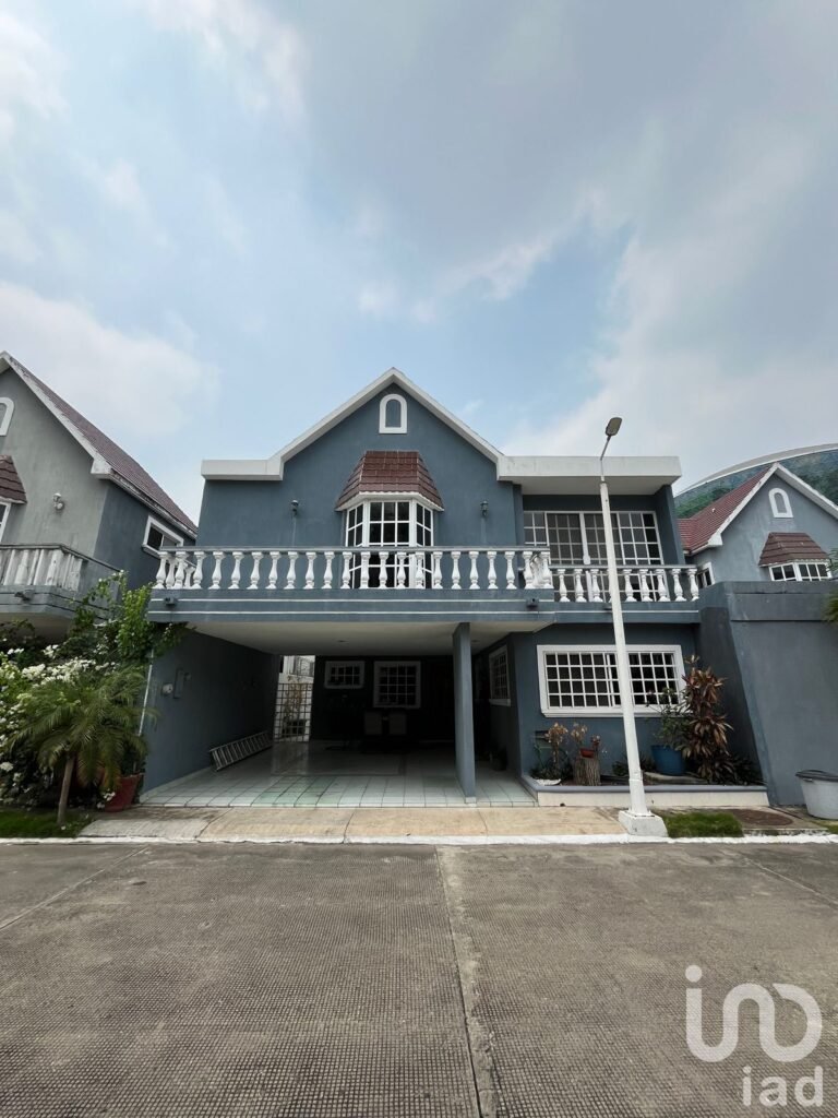 Venta de Casa Amplia 4 Recámaras en Privada con Alberca en zona Tabasco 2000.