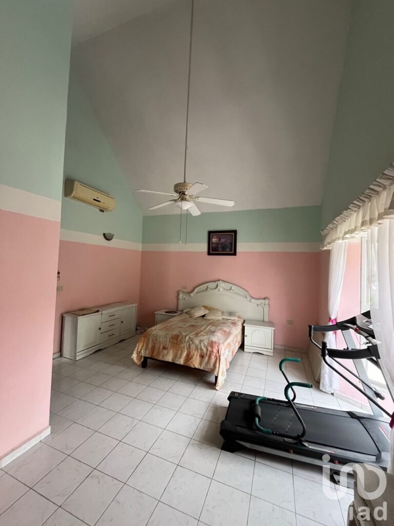 Venta de Casa Amplia 4 Recámaras en Privada con Alberca en zona Tabasco 2000.