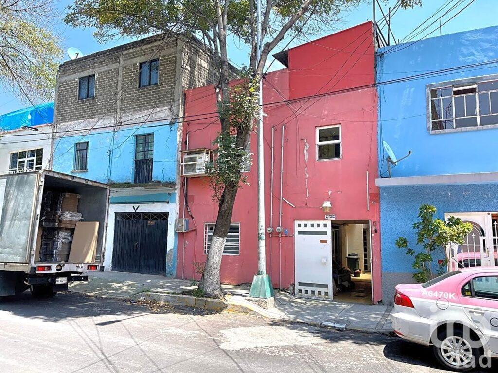 CUAUHTEMOC. Colonia Paulino Navarro. Casa para remodelar, en zona muy centrica.