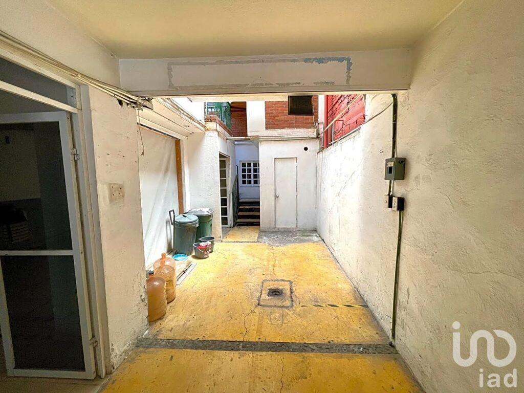 CUAUHTEMOC. Colonia Paulino Navarro. Casa para remodelar, en zona muy centrica.