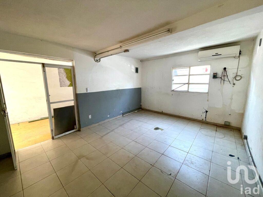 CUAUHTEMOC. Colonia Paulino Navarro. Casa para remodelar, en zona muy centrica.
