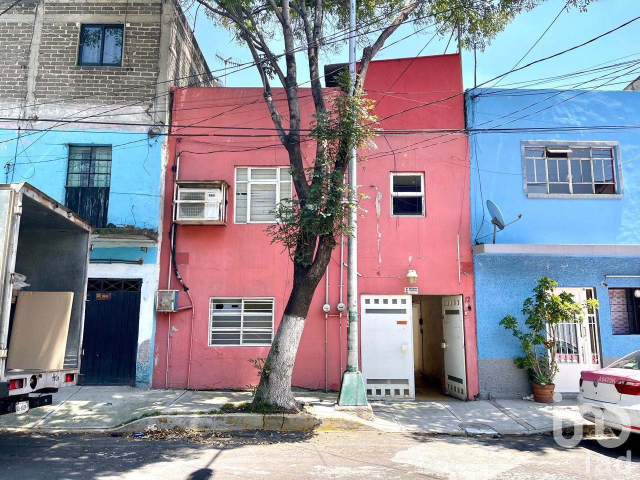 CUAUHTEMOC. Colonia Paulino Navarro. Casa para remodelar, en zona muy centrica.