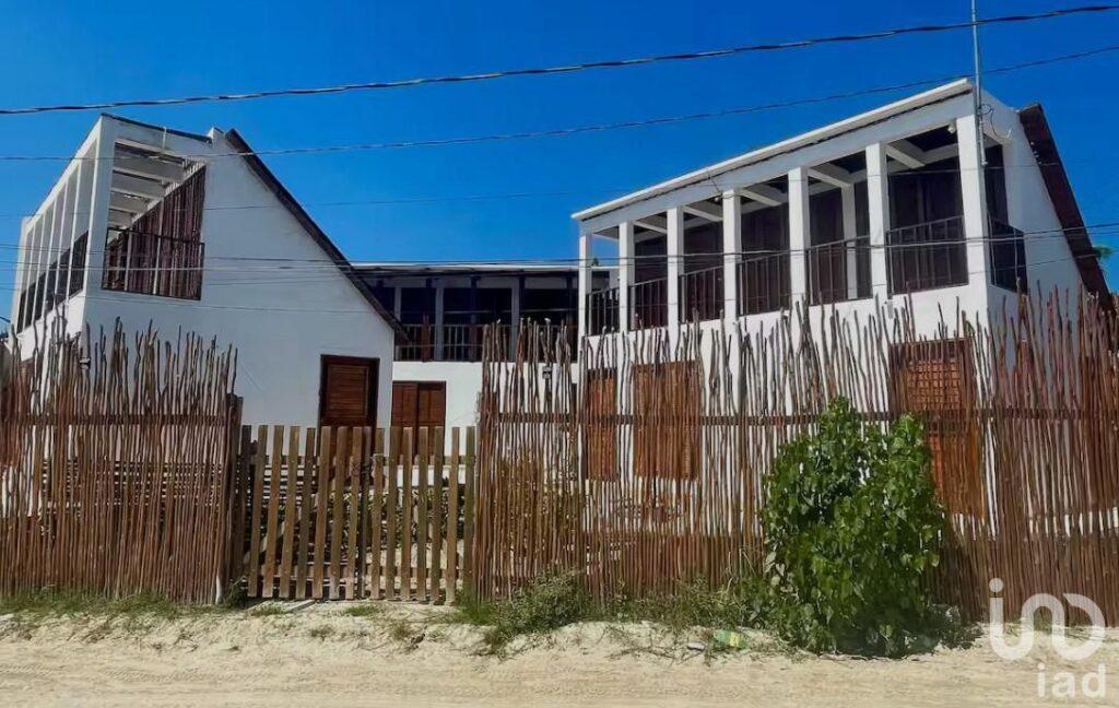VENDO CASA CHALET EN MADERA A METROS DE LA PLAYA EN LA ISLA DE HOLBOX, Q.ROO