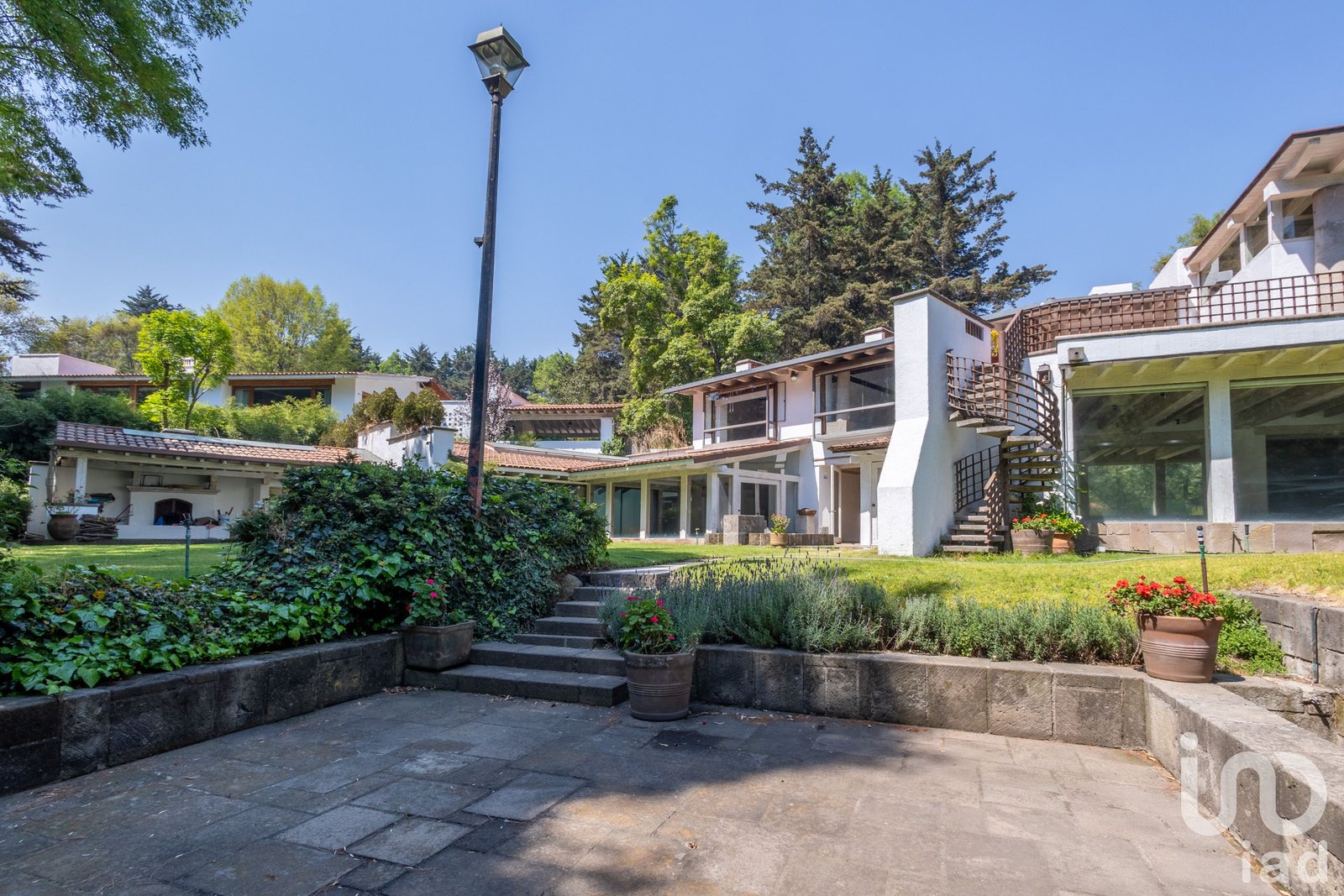 Casa 1690m2 terr 1200 de contrucción, alberca, gym., cuarto/chofer, E: 5 autos, fracc.priv, vig.24/7