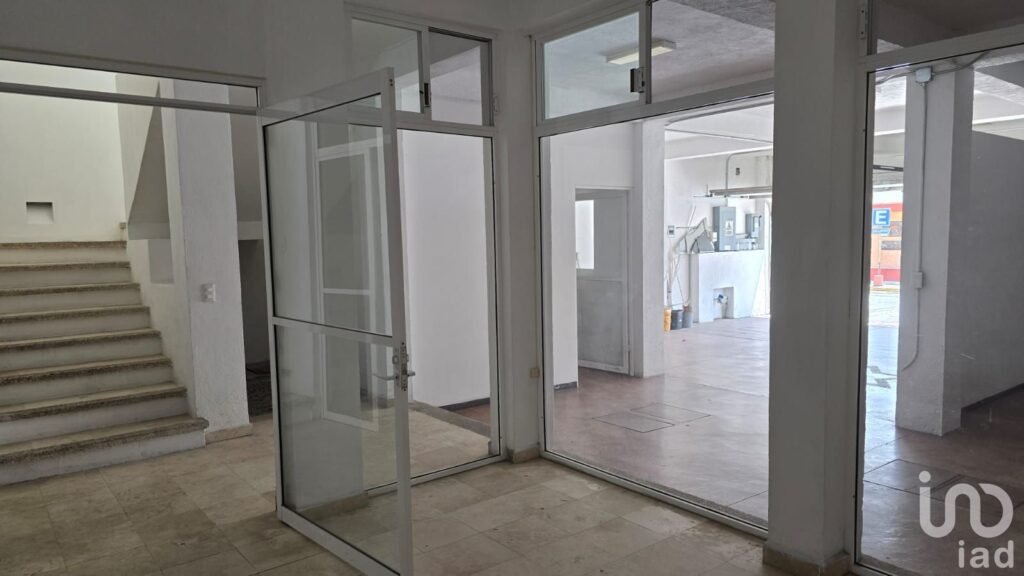 CASA  EN RENTA PARA OFICINAS Y NEGOCIO COMERCIAL EN LASW PALMAS Y CON DEPARTAMENTO EN EL TERCER PISO
