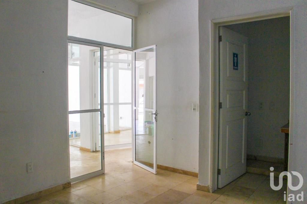 CASA  EN RENTA PARA OFICINAS Y NEGOCIO COMERCIAL EN LASW PALMAS Y CON DEPARTAMENTO EN EL TERCER PISO