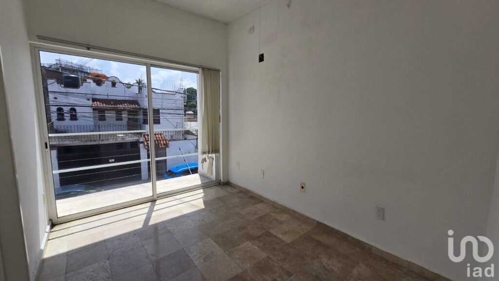 CASA  EN RENTA PARA OFICINAS Y NEGOCIO COMERCIAL EN LASW PALMAS Y CON DEPARTAMENTO EN EL TERCER PISO